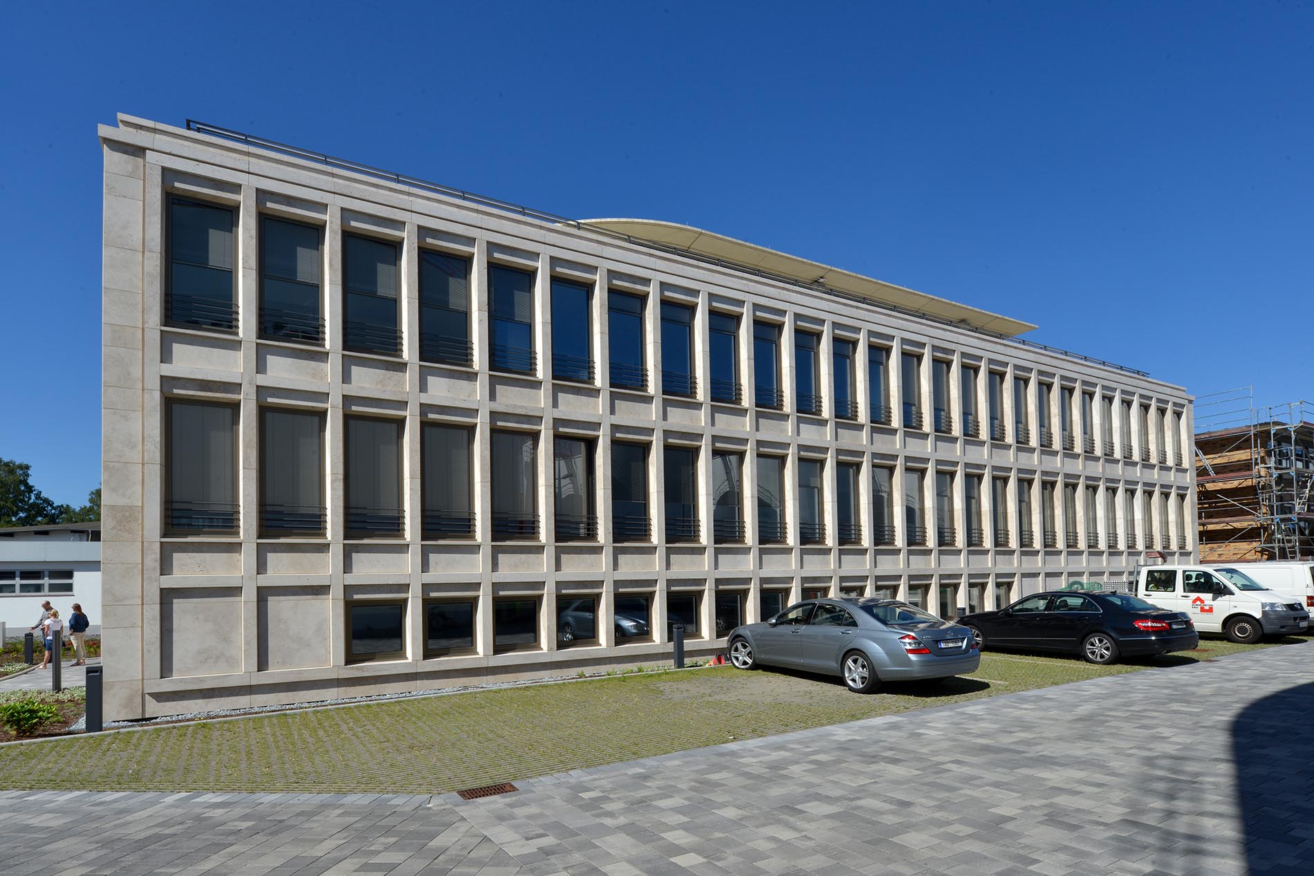 Fassade aus Bauhaus Travertin - Q1 AG Osnabrück