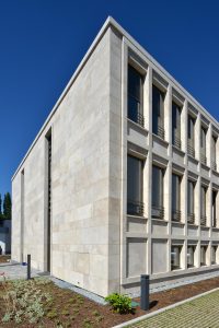 Fassade aus Bauhaus Travertin - Q1 AG Osnabrück