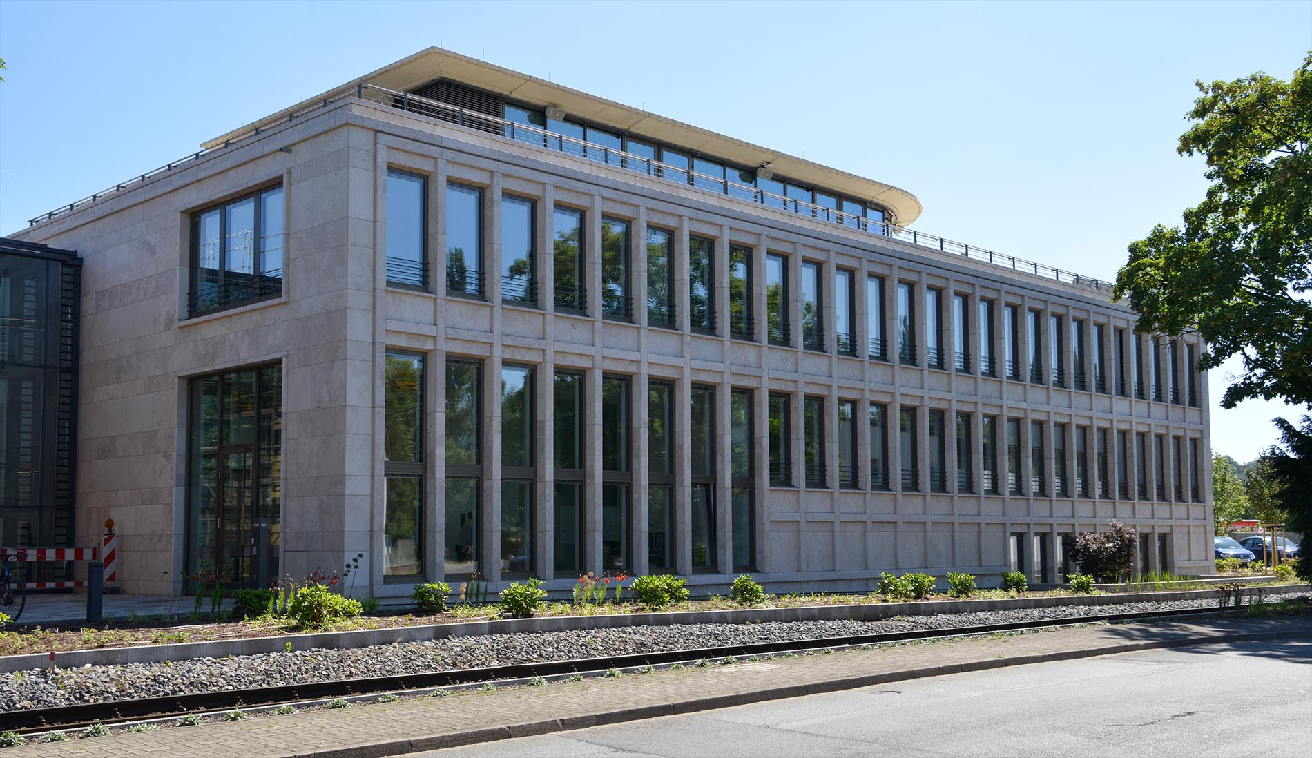 Fassade aus Bauhaus Travertin - Q1 AG Osnabrück 