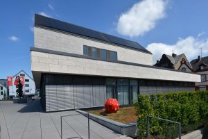 Neubau der Kreissparkasse in Dillenburg - mit einer Natursteinfassade aus Thüringer Travertin