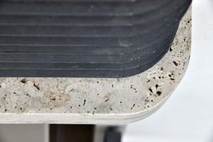 Berlin Schoenhouse Studios mit einer Balkonverkleidung aus Bauhaus Travertin