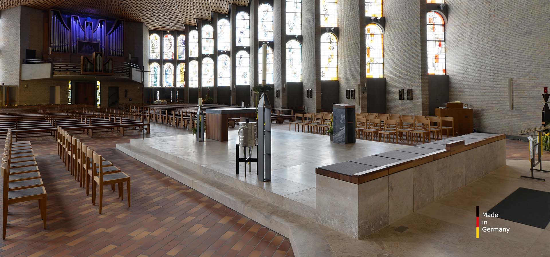 Kirche St.Konrad in Karlsruhe - mit Naturstein Bodenplatten und Blockstufen aus Sonderbuch Travertin