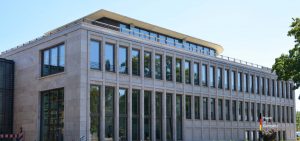 Naturstein Fassade aus Bauhaus Travertin - Q1 AG Osnabrück