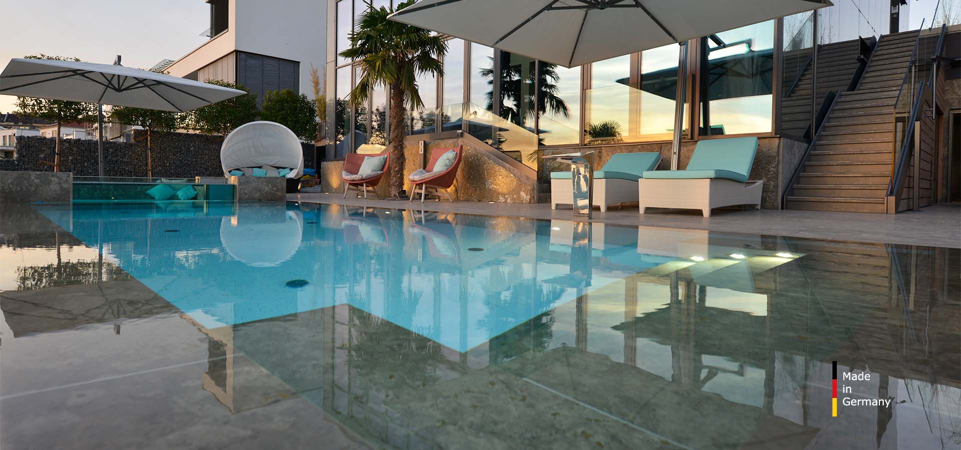 Villa mit einem Pool, Terrassenplatten und einer Wandverkleidung aus Limes Dolomit®
