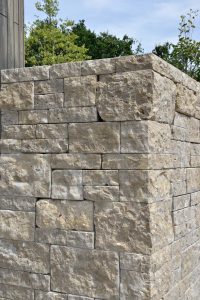 Natursteinmauer aus Limes Dolomit®