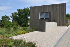 Parkplatz mit Natursteinpflaster aus Limes Dolomit®