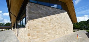 Reiterhof Hofgut Rosenau Dreieich - Naturstein Verblendung Mauerwerk Blendbossen TRACO Travertin