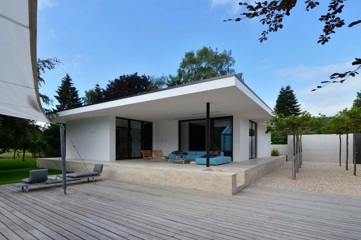 Villa Wilhelmshafen mit Treppenbelägen und Terrassenplatten aus Bauhaus Travertin